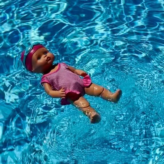 Bambola nuotatrice per bagno e piscina | BUDDYSWIM